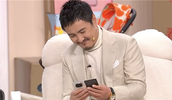 華為折疊屏再度亮相春晚：華為Mate X5實(shí)力搶鏡