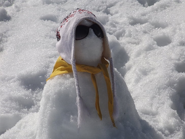 平安北京：下雪天別亂踢雪人、里面包的可能是消防栓