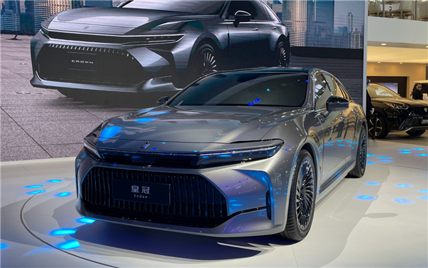 自信比肩BBA 進(jìn)口豐田皇冠國內(nèi)售價(jià)公布：36.90萬起