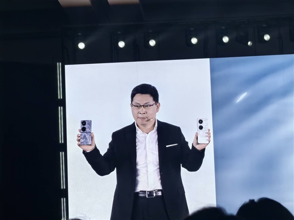 華為最強小折疊亮相！余承東展示華為Pocket 2真機