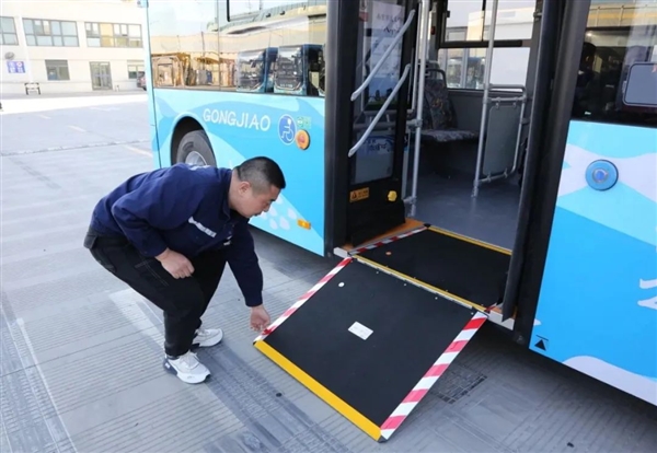 750輛北斗公交車“小藍(lán)鯨”投放：配空氣懸架 支持側(cè)傾上客