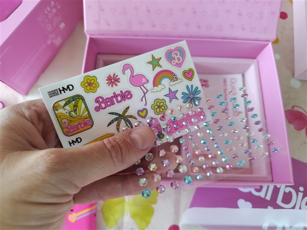 919元！HMD Barbie芭比聯(lián)名翻蓋機(jī)發(fā)布：粉色機(jī)身少女心爆棚