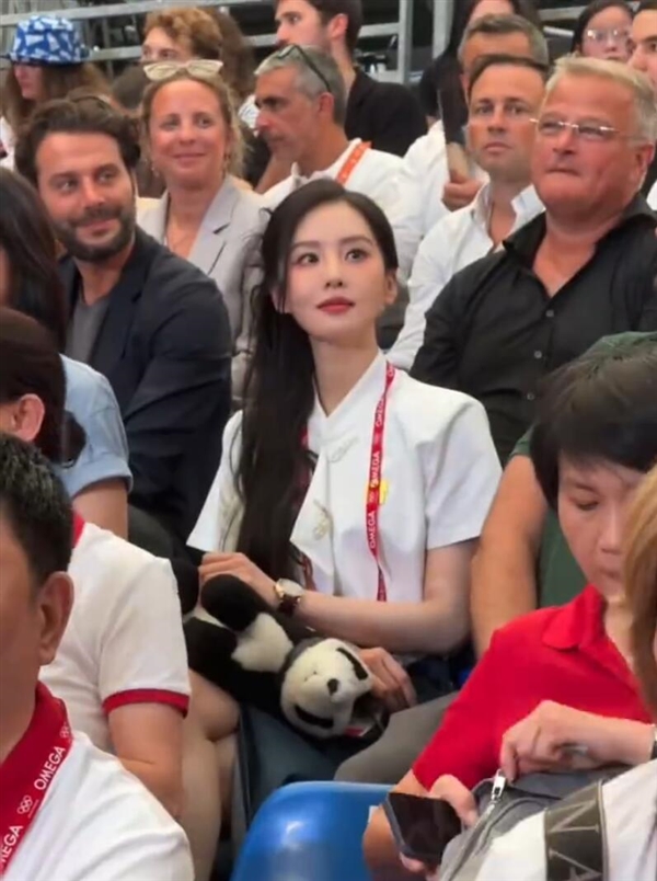 劉詩(shī)詩(shī)穿新中式看擊劍：手里拿著大熊貓 中國(guó)元素拉滿