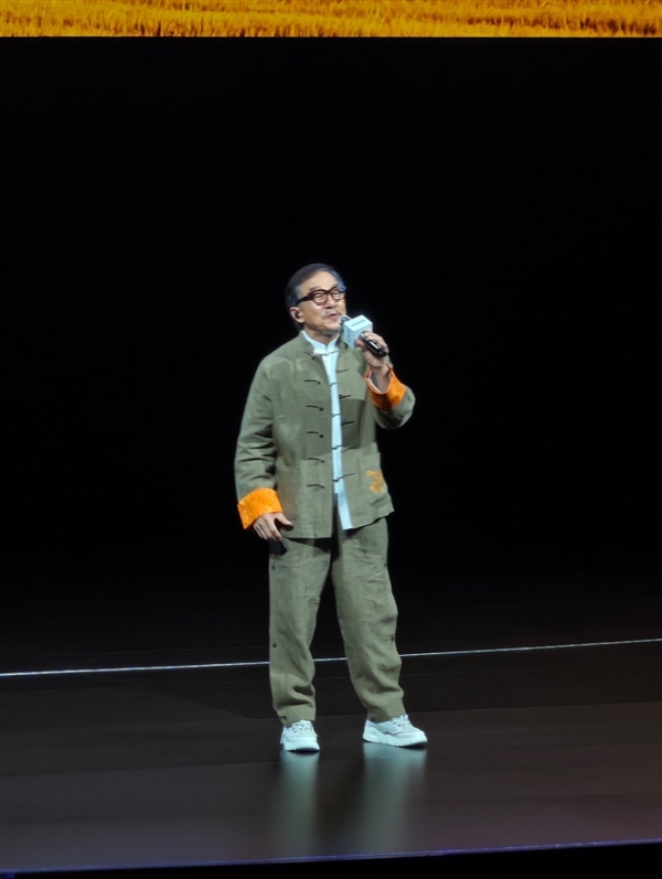 成龍驚喜亮相榮耀Magic6系列發(fā)布會：現(xiàn)場演唱《真心英雄》