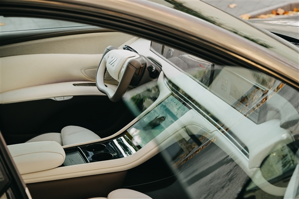 半輻式方向盤“致敬”特斯拉 上汽智己LS7官圖發(fā)布