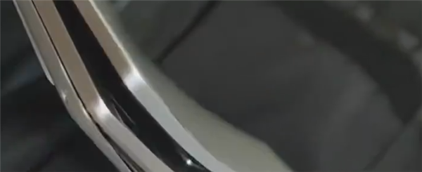 放假人多到夸張：大學(xué)生擠地鐵 電腦被門(mén)夾變形