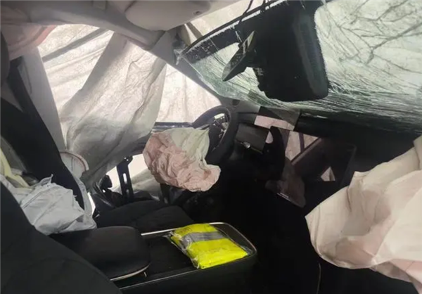 奇瑞星紀(jì)元ET時速100km撞上大貨車 車內(nèi)三人無礙！車主又提一輛新車