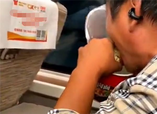 老人怕味大影響乘客高鐵上干吃泡面 網(wǎng)友：希望多些包容