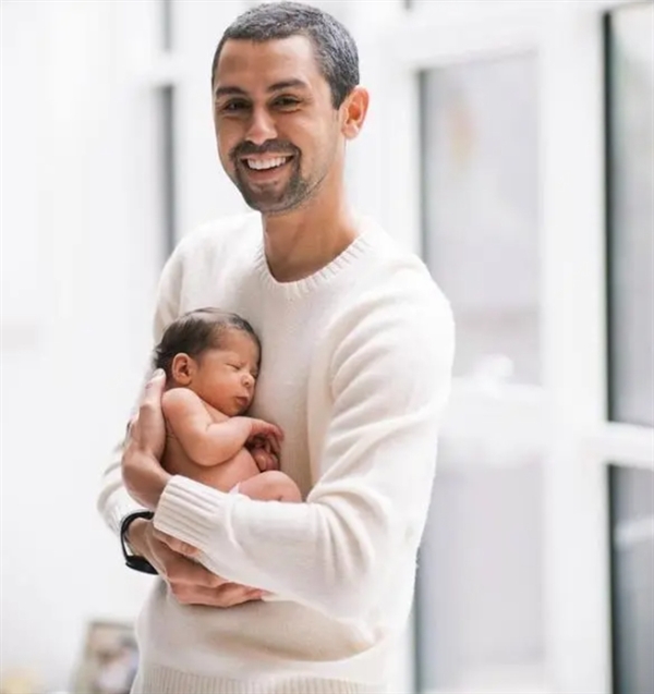 比爾·蓋茨曬混血外孫女照片：爸爸是埃及裔 三代人溫馨同框