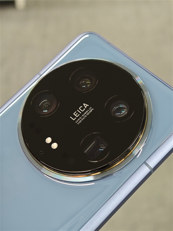 小米14 Ultra陶瓷版實拍 張宇：輕到離譜 夢中情機