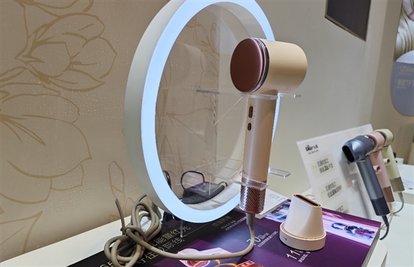 小熊光愈吹風(fēng)機亮相AWE2024：11萬轉(zhuǎn)超高速電機、自帶低能量紅光護發(fā)