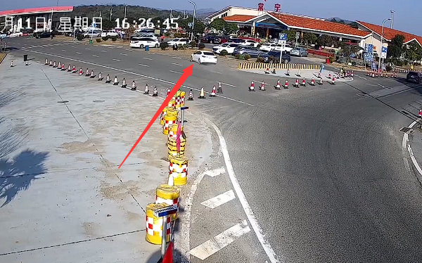 女司機(jī)高速進(jìn)匝道不減速：慌亂之下誤踩油門(mén)釀事故