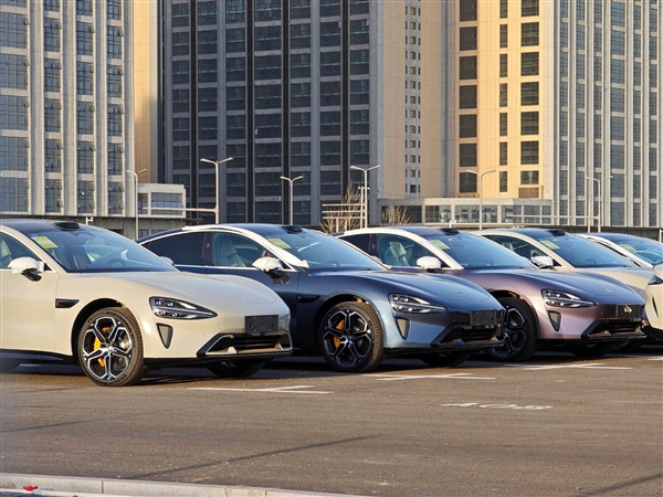 高清照來(lái)了！小米SU7深藍(lán)色曝光：實(shí)車好看又高級(jí)