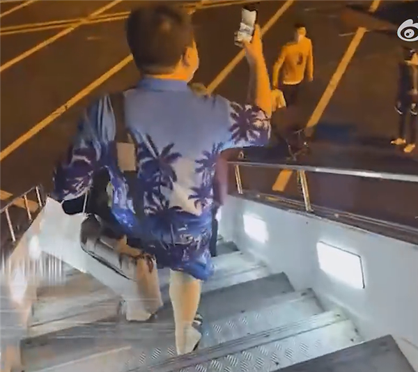 男子穿短褲從三亞回東北凍得發(fā)抖 網(wǎng)友：必須讓人知道去過(guò)三亞