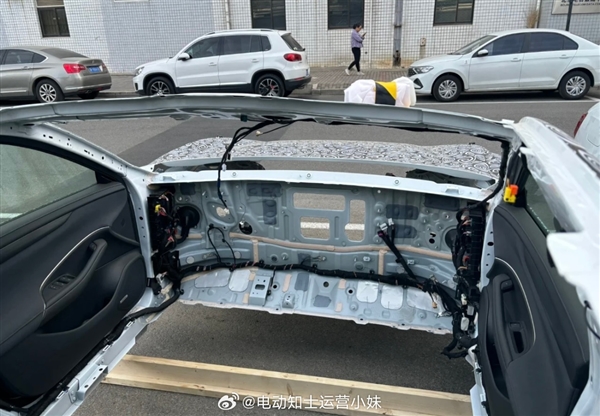 小米汽車首車白車身曝光：門板內(nèi)側(cè)設(shè)計很像特斯拉