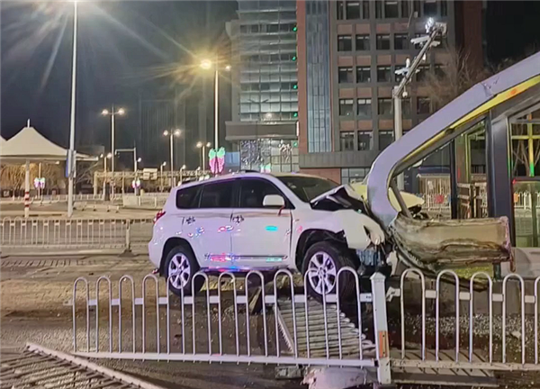 男子酒后叫代駕 開一半后自己上手：撞了、拘了