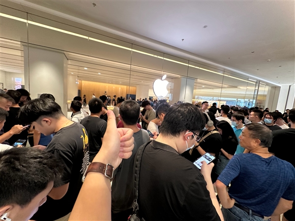 iPhone 15正式發(fā)售！多地Apple Store實(shí)拍：8點(diǎn)前就大排長(zhǎng)龍