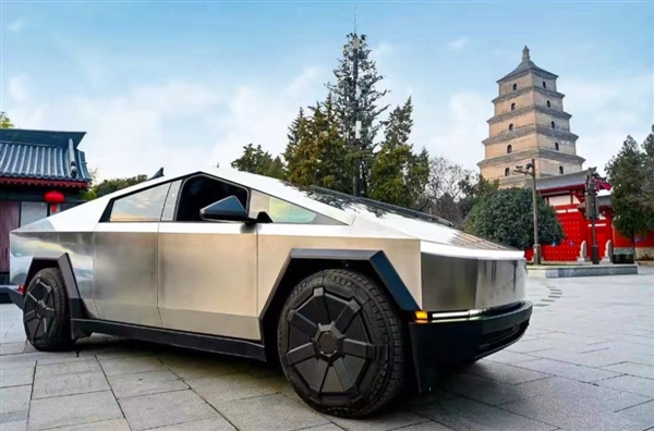 特斯拉Cybertruck現(xiàn)身西安：古城墻下拍照意外和諧