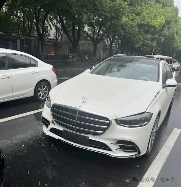 百萬奔馳剛買10天就被撞 對方全責(zé)！保險公司只修車 不賠貶值