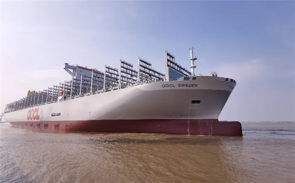 世界級“海上巨無霸”！24000TEU級“中遠(yuǎn)川崎397”輪出江試航