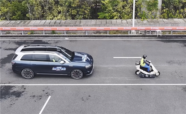 華為、特斯拉、蔚小理！14款熱門(mén)車(chē)同場(chǎng)比拼AEB：猜誰(shuí)是大贏家