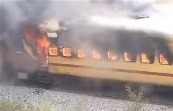 真成“火”車了 印度一列客運(yùn)火車發(fā)生火災(zāi)：或人為縱火