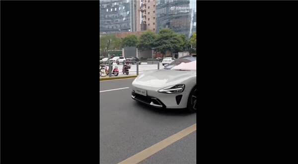 雷軍擔心怕賣太火！小米汽車SU7實車亮相 大街上開跑：回頭率超高