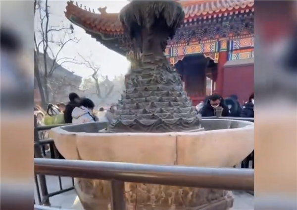 游客誤把燃香扔進(jìn)400年文物里：網(wǎng)友心痛！科普雍和宮須彌山
