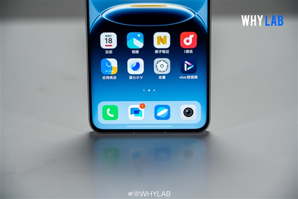 首發(fā)驍龍8至尊版+2K直屏！iQOO 13真機(jī)登場