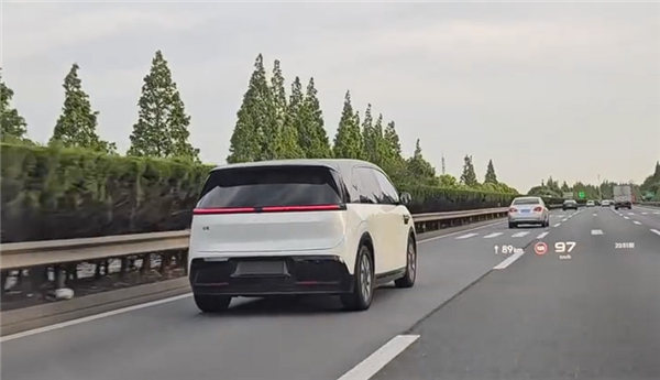 量產(chǎn)對(duì)開(kāi)門+隱藏式B柱 極氪MIX寶寶巴士實(shí)車曝光：盡顯呆萌