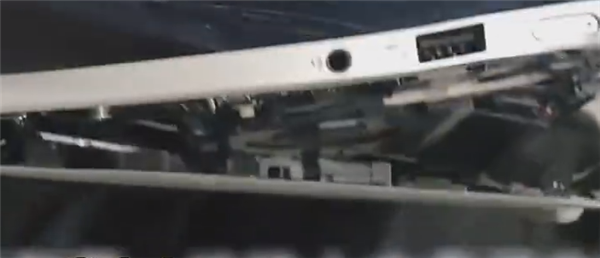 放假人多到夸張：大學(xué)生擠地鐵 電腦被門(mén)夾變形