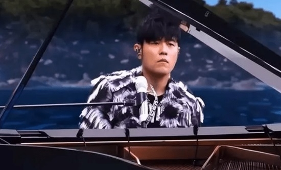 周杰倫演唱會遲到忘詞 觀眾狂吐槽：“遲到早退”演出敷衍