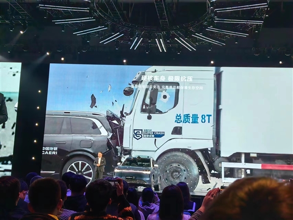 華為問(wèn)界M9實(shí)測(cè)重型卡車前后夾擊：乘員艙極限抗壓保證生存空間