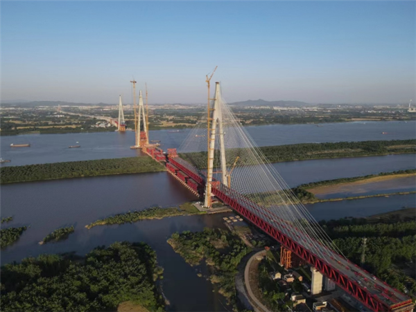 全長9.8公里！世界最大跨度三塔斜拉橋主塔全部封頂